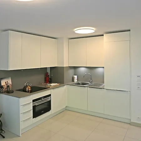New Modern 1br Apt/terrace/parking/beside Apartment *