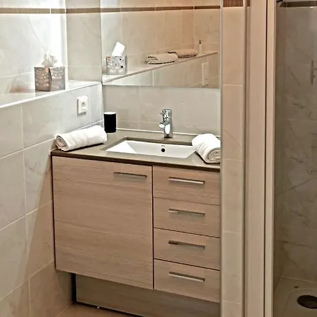 New Modern 1br Apt/terrace/parking/beside Lejlighed *